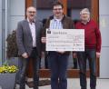 Bild: weu
Hubert Reimer (rechts) spendet 4000 Euro für die Kirchenrenovierung.