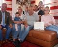 Bild: wro
Helga und Manfred Dietz freuten sich über die vielen Glückwünsche. Im Bild von links Bürgermeister Toni Dutz, Helga Dietz, Urenkelin Elly, Marion Fladerer, Manfred Dietz, Schwiegersohn Thomas Fladerer sowie die Enkel Hannah, Yannick und Luisa Fladerer.