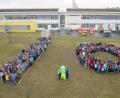 Bild: rn
Die Netzaberg Elementary School feiert zehnjähriges Bestehen. Dafür formieren sich Schüler und Lehrkräfte zu einer Zehn. Mit dabei sind Rektorin Vanessa Färber (Mitte, von links), das Schulmaskottchen "Netzi the Dragon" und Konrektorin Sonya Gates.