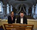 Bild: szl
Kirchenchorleiterin Stefanie Rüger und Organist Holger Popp arbeiten seit 20 Jahren zusammen. Gemeinsam mit dem Kirchenchor, den "Cantemus Kids", dem Vocal-Ensemble "ad hoc" und mehreren Instrumentalisten studieren sie ein Jubiläumskonzert ein.
