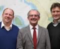 Bild: Hirsch
Bürgermeister Harald Bemmerl (Mitte) und die Fraktionssprecher Bernd Hasselfeldt (links) und Konrad Zitzler (rechts) freuen sich über die gute Haushaltslage der Gemeinde Steinberg am See.