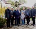 Bild: gis
Zweiter Bürgermeister Karl Heinz Glaser (links) und Vorsitzender Rudolf Elvers (Dritter von rechts) sowie der ehemalige Bürgermeister von Fichtelberg José-Ricardo Castro-Riemenschneider (rechts) danken Norbert Markhof, Helmut Nickl und Brigitte Sauer (Zweiter bis Vierte von links) sowie Franz Kuchler (Zweiter von rechts) für ihre Treue zum VdK. Auch Mia Sauer (vorne) darf mit auf das Erinnerungsfoto.