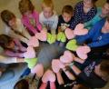 Bild: bgl
Stolz präsentieren die Kinder ihre Wärmekissen in Herzform, die sie für den Muttertag gebastelt hatten.