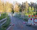 Bild: do
Ein massiver Bauzaun sichert nun als Provisorium Fußgänger und Radfahrer beim Überqueren der Bahnbrücke bei Neu-Voita.