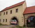 Bild: sön
Das Torhaus in Hirschwald mit dem angrenzenden Stadl (rechts), der größtenteils fertiggestellten Durchfahrt und dem Eingang zur Hutzastubn. Ein mit privaten Mitteln der Eigentümern Birgit Rieger und Willi Schmid finanziertes Projekt, das vom Bayerischen Landesamt für Denkmalspflege, dem Bezirk Oberpfalz, der Bayerischen Landesstiftung und der Deutschen Stiftung Denkmalschutz gefördert wird.