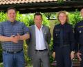 Bild: nib
Bürgermeister Christian Ziegler, Peter Fleißner, Erste Polizeihauptkommissarin Sabine Roidl, Polizeihauptkommissar Stefan Weinberger und Bürgermeister Josef Deichl (von links) freuen sich über die positiven Zahlen zur Sicherheitslage in Schmidgaden und Fensterbach.