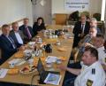 Bild: pz
Beim Sicherheitsgespräch im Unterrichtsraum der Polizeiinspektion Waldsassen, von links Daniel Ulrich, Michael Eckstein, Roland Grillmeier, Ernst Neumann, Max Bindl, Regina Kestel, Klaus Meyer, Johann Burger, Bernd Sommer, Manfred Liebl und Roland Heldwein.