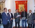 Bild: weu
Bevor Museumsleiter Theo Männer (Mitte) eine Einführung zur Sonderausstellung „Kirchliche Fahnen“ gab, begrüßte er den Schirmherrn Franz Wilhelm (Dritter von rechts) mit Gattin Evi, Stadtpfarrer Stefan Wagner (Dritter von links) sowie Stadtrat Klaus Zeiser (Zweiter von links).
