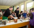 Bild: bey
"Chefkoch" Andreas Meier (links) und Schulleiter Andreas Koblen, Bor, bereiten mit Unterstützung der Kinder das Menü vor.