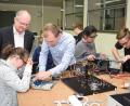 Bild: bnr
Mit Begeisterung schraubten und löteten die Schülerinnen an den Bausätzen. Ausbildungsleiter Otmar Bähr (links) von der Firma Kennametal und Klassenlehrer Michael Eichinger (rechts) gaben Hilfestellung.
