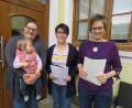Bild: ubb
Franziska Schmid (mit ihrem vierten Kind Thea), Marina Weiß und Kathrin Schmeller (v. l.) wollen die Pedition des Mähringer Elternbeirats auf die gesamte Oberpfalz ausweiten. Es darf nicht sein, dass der Kampf um ausreichend Lehrer auf den Köpfern der Kinder ausgetragen wird, sagen sie.