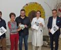 Bild: Dobmeier
Zur zehnten Spende mit heuer 1300 Euro aus der Kalenderaktion kommen Robert Weiß (links) und Philipp Schwan (Mitte) von der JU Konnersreuth und bedenken heuer den Förderverein für Schwerkranke mit Vorsitzender Waltraud Koller-Girke (Zweite von links) und Schatzmeister Alexander Brittinger, die das Geld Dr. Stephanie Kuchlbauer weiterleiten.