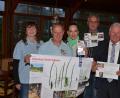 Bild: exb
Martina Kayser, Vorsitzender Andreas Baierl, Stefanie Sperrer, Horst Fuchs und Hans Forster (von links) präsentieren den neuen Flyer des Stadtbad-Fördervereins und einen Plan des neuen Klettergeräts, das demnächst aufgestellt wird.