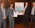 Bild: Kunz
Freuen sich über eine gelungene Lithographie (von links): Florian Socher, Jens Meyer, Stefan Scheugenpflug und Hansjörg Kutterer, Bundesvorsitzender der Gesellschaft für Geodäsie, Geoinformation und Landmanagement.