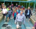 Bild: usc
Arm in Arm durchschritten OB Michael Cerny (links) und Evelin Hensel (rechts daneben), die Vorsitzende des Kneipp-Vereins, das kalte Wasser des Kneipp-Beckens beim Kurfürstenbad. Ebenfalls mit dabei waren der Leiter des Staatlichen Gesundheitsamts, Roland Brey (vorne), und Bürgermeisterin Brigitte Netta (Mitte).