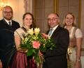 Bild: bey
Kreisvorsitzender Albert Nickl überreicht der neuen Holunderkönigin Sandra I. eine bunten Willkommensgruß. Über die neue Regentin freuen sich auch Landrat Andreas Meier und Vorgängerin Jana.