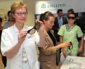 Bild: Hirsch
Die Leitende Oberärztin der geriatrischen Abteilung der Asklepios-Klinik Burglengenfeld, Paula Loibl (links), und ihr Team testen die Brillen, die Altersschwäche simulieren.