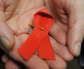 Symbolbild: Arne Dedert, dpa
Die rote Schleife, weltweit ein Symbol der Solidarität mit HIV-Infizierten und Aids-Kranken.