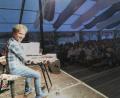 Bild: mma
Chris Böttcher begeistert am und ums E-Piano in der Hahnbacher „Olympiahalle“ mit viel Wortwitz.