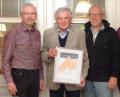 Bild: wlr
Chorsprecher Gerhard Spitzkopf (links), Pfarrer Hans-Peter Pauckstadt-Künkler (zweiter von rechts) und Chorleiter Reinhold Spitzkopf (rechts) freuen sich sehr, mit Fritz Heiß einen so engagierten und leidenschaftlichen Musiker im Posaunenchor zu haben.
