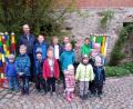 Bild: exb
OGV-Vorsitzender Michael Ebenhöch (hinten links) bastelte mit den Wildenauer Kindern bunte Gartendekoration.