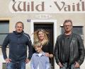 Bild: Wolfgang Steinbacher
Jörg Kroha, Stefanie Lenz (mit Sohn Paul) und Albert Wartha (von links) sind die neuen Wirte im Wild Vaitl.