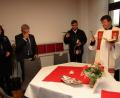 Bild: sck
Dekan Markus Flasinski (rechts) bei der Segnung der Räume der Caritas-Sozialstation in Auerbach.