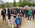 Bild: mmj
Pfarrer Wolfgang Dietz und Bürgermeisterin Birgit Höcherl mit der "Zeitkapsel", die im Fundament des neuen Kindergartens einen Platz für immer bekommt. Am Bau beteiligte Personen und Firmen verfolgten die Grundsteinlegung.