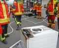 Bild: Gabi Schönberger
Eine brennende Waschmaschine sorgt am Freitag für einen Großeinsatz von Feuerwehr und Rettungskräften.