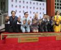 Bild: Willy Sanjuan
Sie haben Serien-Geschichte geschrieben: Johnny Galecki (l-r), Jim Parsons, Kaley Cuoco, Simon Helberg, Kunal Nayyar, Mayim Bialik und Melissa Rauch verewigen sich vor dem TCL Chinese Theater in Los Angeles. Foto: Willy Sanjuan/Invision