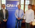 Bild: usc
GPA-Kreisvorsitzender Rainer M. Weis (Mitte) hatte mit Xaver Bayer (rechts) und Pfarrer Christoph Seidl (links) zwei kompetente Referenten zum Thema Organspende gewinnen können.