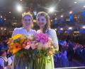 Bild: jut
Gute Laune, auch ohne Krone: Die beiden Oberpfälzer Finalistinnen Lisa Wagner (links) aus Eslarn und Marina Schicker aus Waldsassen strahlen auf der Bühne im Löwenbräukeller um die Wette.