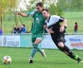 Bild: Schrems
In der Kreisklasse Stiftland entscheidet sich am letzten Spieltag, wer neben dem SV Leutendorf absteigt. Die beiden Kandidaten sind der SV Pechbrunn und die Sportfreunde Kondrau II, die beide auswärts antreten müssen. Das Bild zeigt den Kondrauer Stefan Bauer (rechts) im Spiel gegen Bärnau.