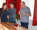 Bild: Alexander Pausch
Otto Grillmeier (rechts) führt die Juso-Landesvorsitzende Anna Tanzer und den Bundesvorsitzenden der Jungsozialisten Kevin Kühnert durch das Geburtshaus der Resl von Konnersreuth.