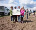 Bild: exb
Die Grundschule Fensterbach beteiligt sich an der BBV-Aktion „Bayern blüht auf“. Alle 150 Schüler erhielten ein Päckchen mit einer Blühmischung und konnten die Samen auf der sechs Meter breiten und 300 Meter langen bestellten Fläche entlang des Radweges von Knölling nach Wolfringmühle klassenweise nachsäen.