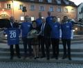 Bild: eig
Armin Betz und seine Frau Doris (Mitte), umgeben von prominenten Unterstützern seiner Kandidatur auf dem Marktplatz, den er mit seinem Bürgerverein neu gestaltet hat: Landrat Andreas Meier, CSU-Chef Sebastian Kitta, Flossenbürgs Bürgermeister Thomas Meiler, Fraktionssprecher Harald Gollwitzer, Abgeordnete Stephan Oetzinger und Albert Rupprecht (von links).