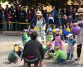 Bild: mh
So bunt wie der Frühling ist das Kindergartenfest in Luhe. Die Zuschauer sind stolz auf ihre Sprösslinge und sehen begeistert zu.
