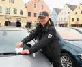 Bild: exb/Vera Dehling
Die Verkehrsüberwachung der Stadt Schwandorf verteilt ein blumiges Dankeschön an alle Richtig-Parker.