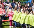 Bild: bey
Die kleine "Raupe Nimmersatt" bekommt ein grünes Blatt zum Fressen. Die Zuschauer schauen diesem Spiel fasziniert zu.