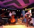 Bild: lr
Sie machen sich die Welten von Django Reinhardt und Oscar Peterson zu eigen: Marian Petrescu (Klavier), Joel Locher (Kontrabass), Guido May (Schlagzeug) und Wawau Adler (Gitarre) interpretieren im "Bistrot Paris" Evergreens aus der Jazz-Historie.