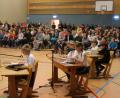 Bild: sne
Wie de Unterricht im Jahre 1969 ausgesehen hat, zeigt die Theater AG beim Jubiläumsfest der Pressather Grund- und Mittelschule: Einheitskleidung, Holzstühle und veraltete Lehrmethoden waren damals angesagt.