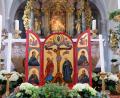 Bild: mab
Noch bis zum 22. Mai kann das außergewöhnliche und farbenprächtige Bildnis, das als Jubiläumsikone in der Miesbergkirche ausgestellt ist, betrachtet werden.