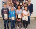 Bild: abu
Die Schüler des Sonderpädagogischen Förderzentrums Eschenbach beteiligen sich an der Sammelaktion des Landesbundes für Vogelschutz. Lehrerin Maria Buchfelder (rechts) ist stolz auf ihre fleißigen Schützlinge.