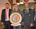 Bild: rgr
Jochen Forsmann (Zweiter von links) vom Verein Zimmertutzen Troschenreuth ist der Sieger der Sparkassen-Scheibe. Zu seinem Erfolg gratulieren ihm Thomas Wittmann (links) von der Sparkasse sowie (von rechts) Bürgermeister Edgar Knobloch und Schützenmeister Bernhard Ott (Hubertus Grafenwöhr).
