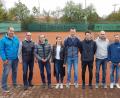 Bild: gi
Diese neue Führungsriege mit Vorsitzenden Michael Bock (Mitte) an der Spitze wird den Tennisclub die nächsten zwei Jahre führen. Dazu gratulierte Bürgermeister Hermann Ach.