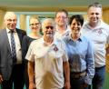 Bild: do
Bürgermeister Albert Nickl gratuliert zur Wiederwahl (von links) Schatzmeisterin Sabrina Schuller-Krausch, Vorsitzendem Hans Schuller, zweitem Vorsitzendem Markus Schrembs, Schriftführerin Marina Braun und dem neuen Sportchef Markus Edl.