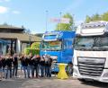 Bild: bsc
Eingerahmt von Lastwagen fand vor der Steinwaldhalle die Eröffnung des zweiten Trucker-Festes statt. Das Vorstandsteam der Organsiatoren und Bürgermeister Gottfried Härtl (Zweiter von rechts) stießen auf den Erfolg an.