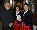 Bild: ms
Renate und Waltraud Zupfer (von rechts) übergeben den Erlös der Maiandacht an Guardian Pater Stanislaus.