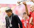 Bild: agentur_dpa
Eine ordentliche Bierdusche darf bei einer Meisterfeier in München nie fehlen: Arjen Robben (rechts) suchte sich gleich zu Beginn der Feierlichkeiten seinen Trainer Niko Kovac als „Opfer“ aus.