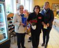 Bild: wmi
Der Katholische Frauenbund unterstützt wieder die Solibrot-Aktion. Rosi von der Grün vom KDFB Kirchenthumbach (rechts) und Martina Wiesnet (links, KDFB Schlammersdorf) bedanken sich bei Brigitte Heitzer mit Blumen und Kaffee für die Unterstützung.